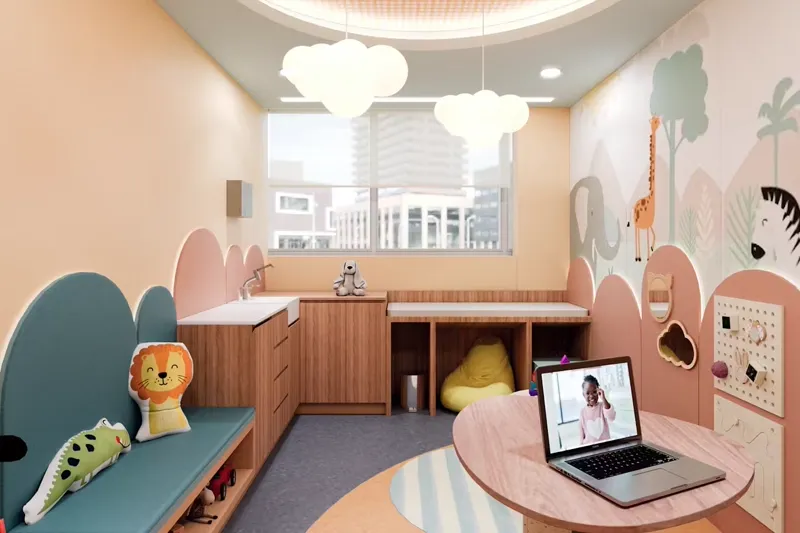 Sala de atendimento pediátrico com bichinhos de pelúcia e espaço para teleconsulta