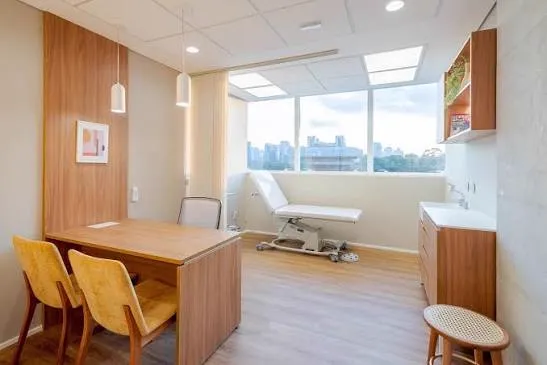Sala de consulta e exame, ambiente clínico com vista da cidade